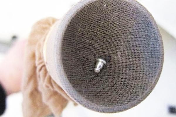 Bas en nylon sur le tuyau d'un aspirateur pour collecter de petits objets