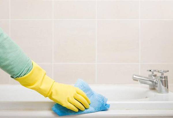 Laver une baignoire en acrylique