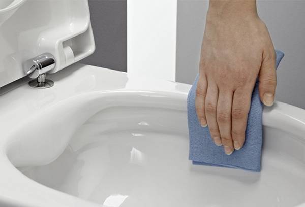 Prendre soin d'une toilette en céramique