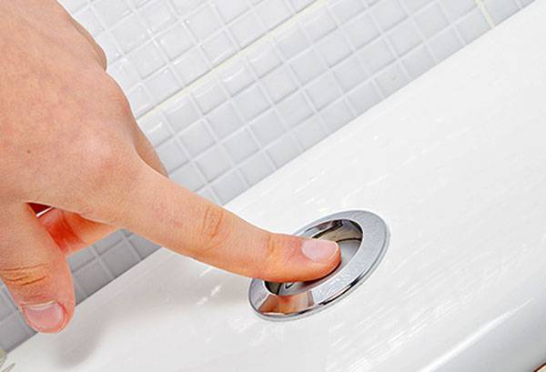 Eau de chasse du réservoir des toilettes