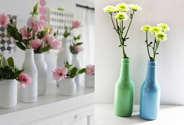 Fleurs dans des récipients à col étroit