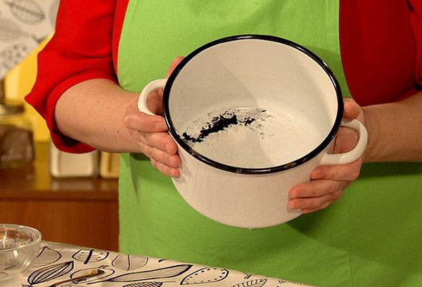 Brûlé au fond d'une casserole en émail