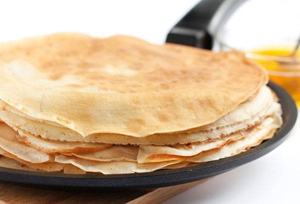 Crêpes dans une poêle