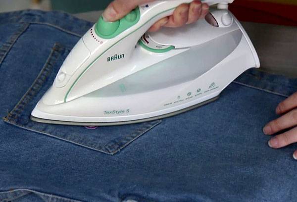 Appliquer des autocollants thermiques sur des jeans