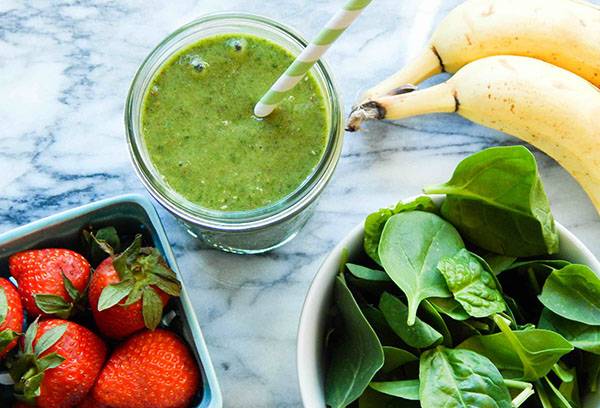 Smoothie aux fraises et aux épinards