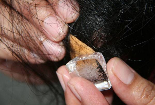 Gomme gelée dans les cheveux