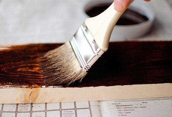 Appliquer de la teinture sur le tableau