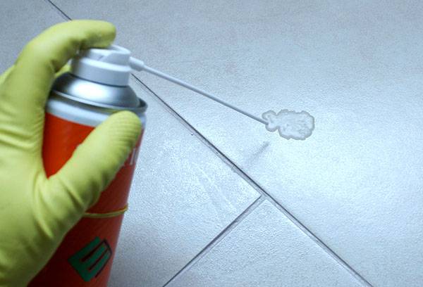 Dissoudre les taches de résine époxy