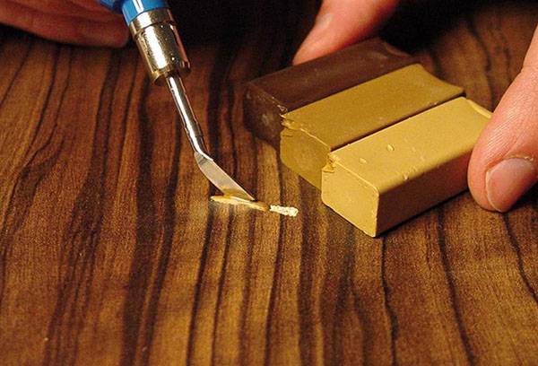 Combler les rayures sur les sols stratifiés