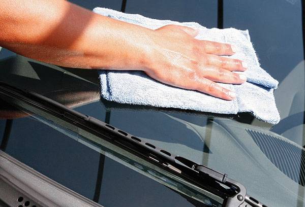 Polissage des vitres de voiture