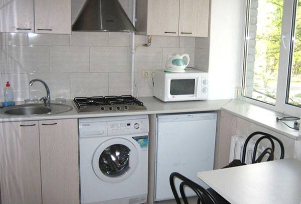 Micro-ondes au-dessus du réfrigérateur