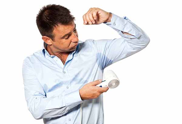 Homme séchant ses aisselles