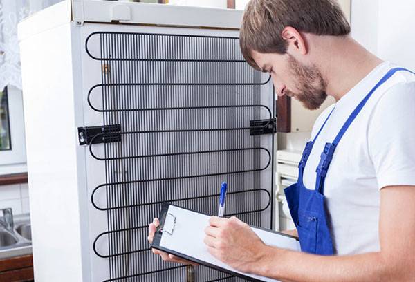 Le technicien diagnostique le réfrigérateur