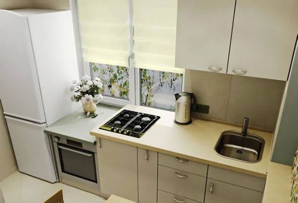 Réfrigérateur à côté du four