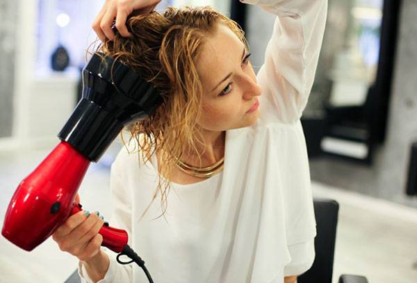 Sécher les cheveux avec un sèche-cheveux et un diffuseur