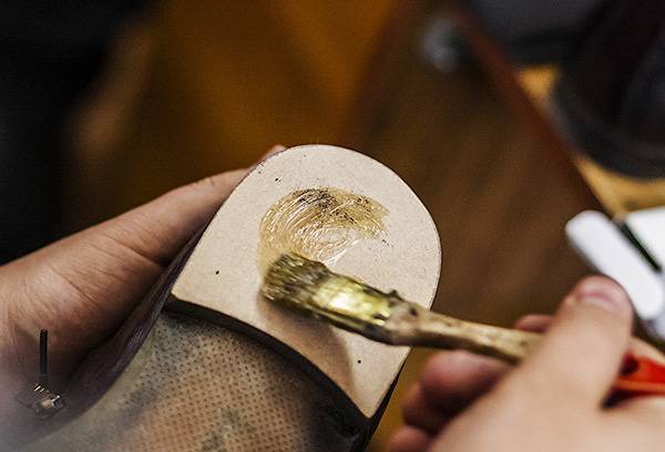 Utiliser la colle Desmokol