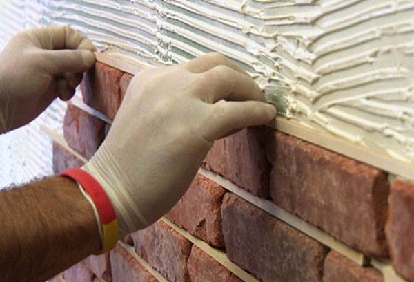 Pose de carreaux de plâtre sous brique