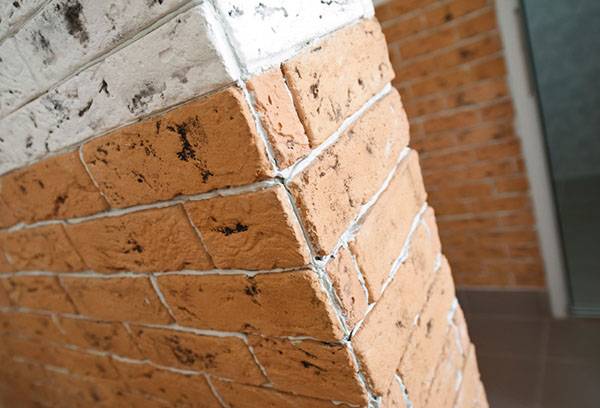 Bardage avec des carreaux de plâtre pour ressembler à de la brique