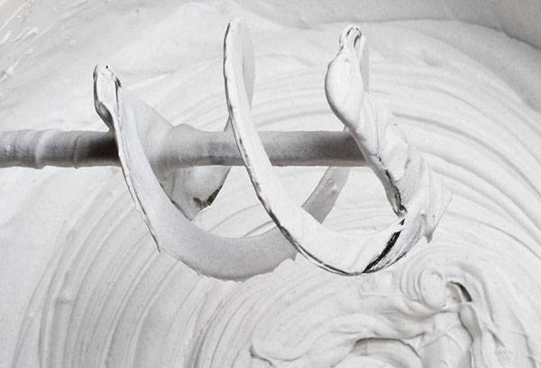 Remuer le mélange de gypse avec un mélangeur de construction