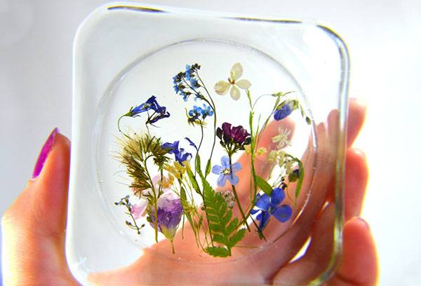 Fleurs en résine époxy durcie