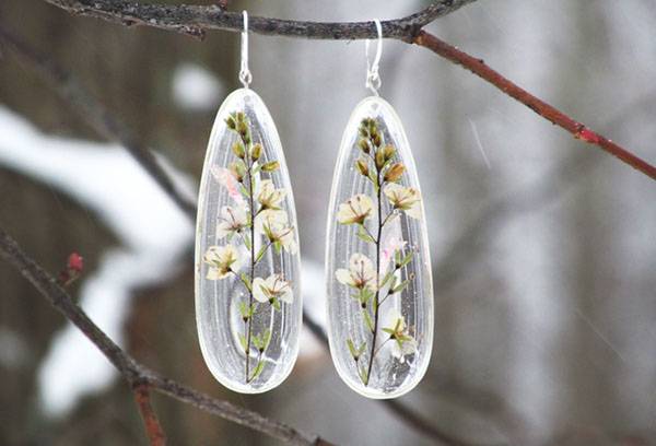 Boucles d'oreilles en résine époxy avec fleurs