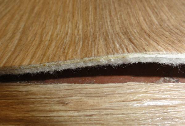 Le joint de linoléum s'est détaché