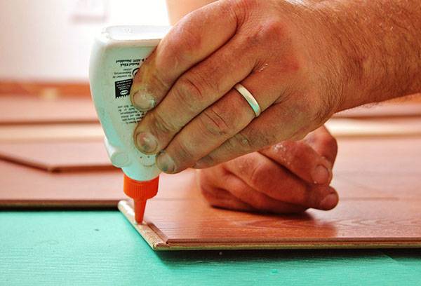 Appliquer de la colle sur la serrure en stratifié