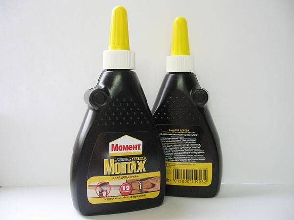 Installation du moment adhésif pour le bois