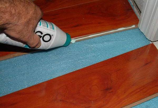 Coutures stratifiées avec ruban adhésif