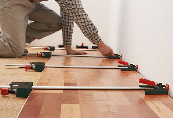 Pose de parquet stratifié avec de la colle