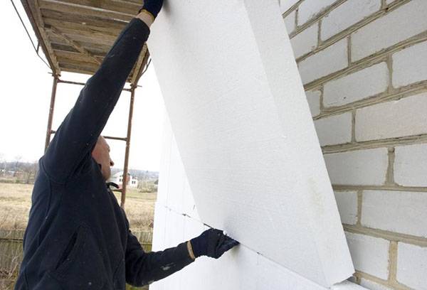 Isoler la façade avec de la mousse plastique