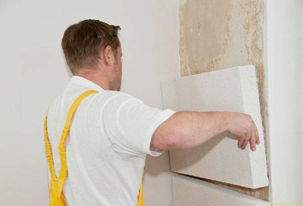 Pose de panneaux de polystyrène expansé