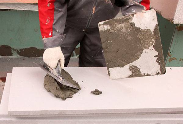 Appliquer de la colle sur une feuille de mousse plastique