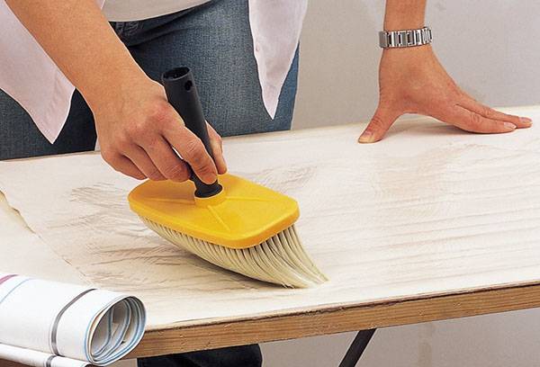 Appliquer de la colle sur du papier peint