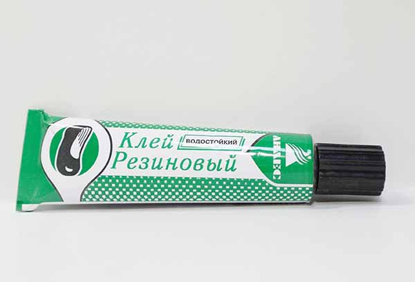 Tube de colle à caoutchouc
