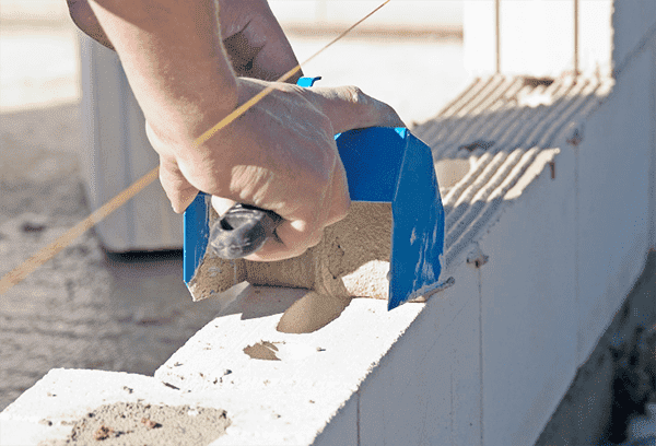 Appliquer de la colle sur des blocs de mousse