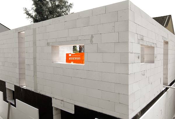 Maçonnerie en blocs de mousse avec de la colle