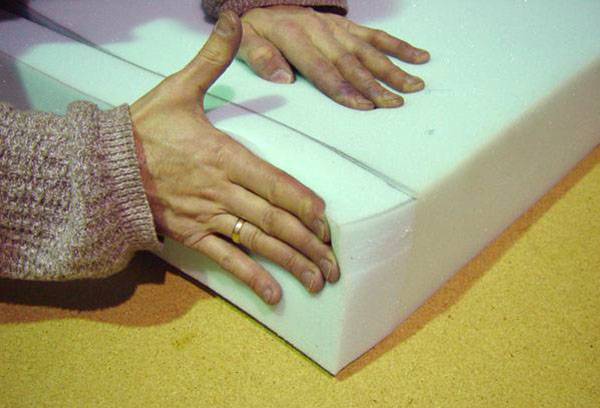 Collage du caoutchouc mousse