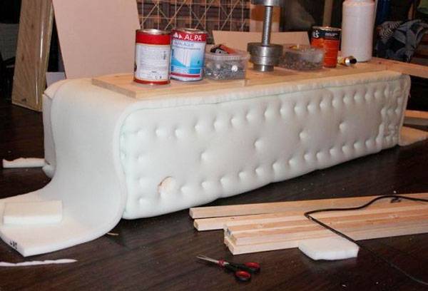 Couvrir une boîte avec du caoutchouc mousse