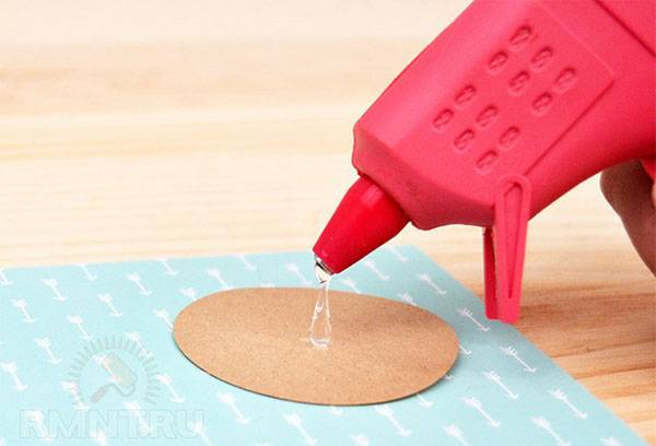 Coller du carton avec un pistolet thermique