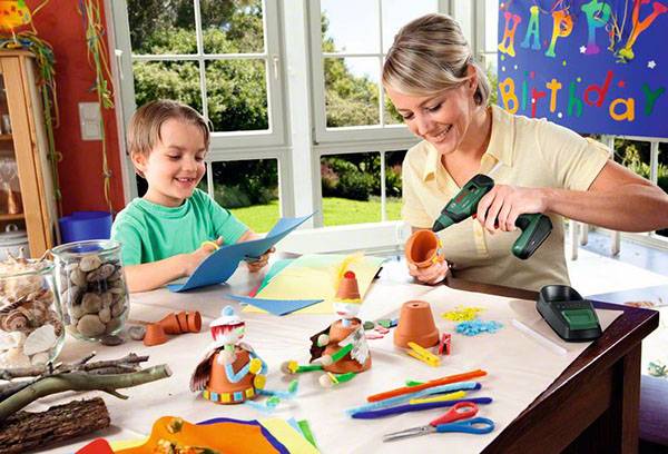 Artisanat de colle maman et enfant avec un pistolet thermofusible