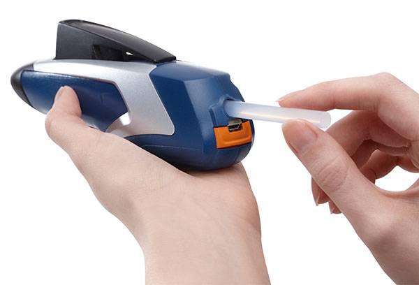 Charger un pistolet à colle avec un autocollant