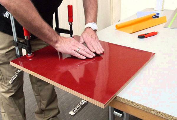 Application d'un film PVC sur un panneau de fibres de bois