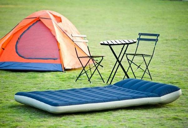 Matelas pneumatique au camping