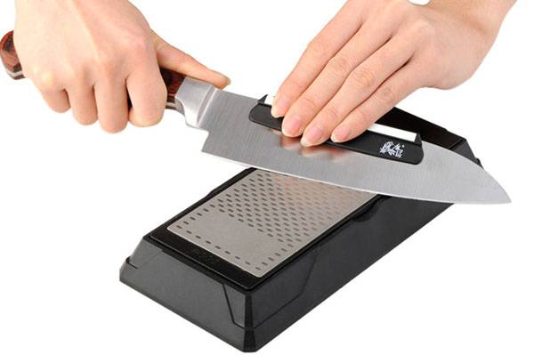 Aiguiser un couteau sur une pierre de diamant