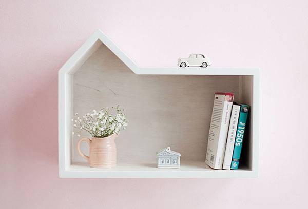 Étagère avec livres et souvenirs