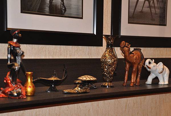 Étagère avec des souvenirs