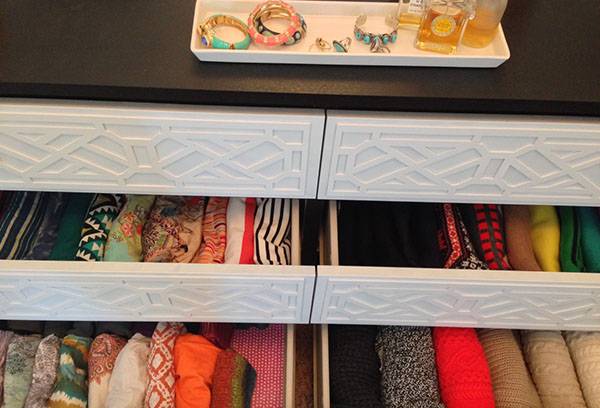 Ranger des choses dans une commode