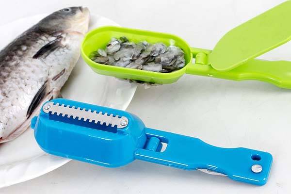 couteaux avec récipient à poisson