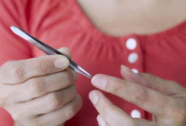 Retirer une écharde avec une pince à épiler